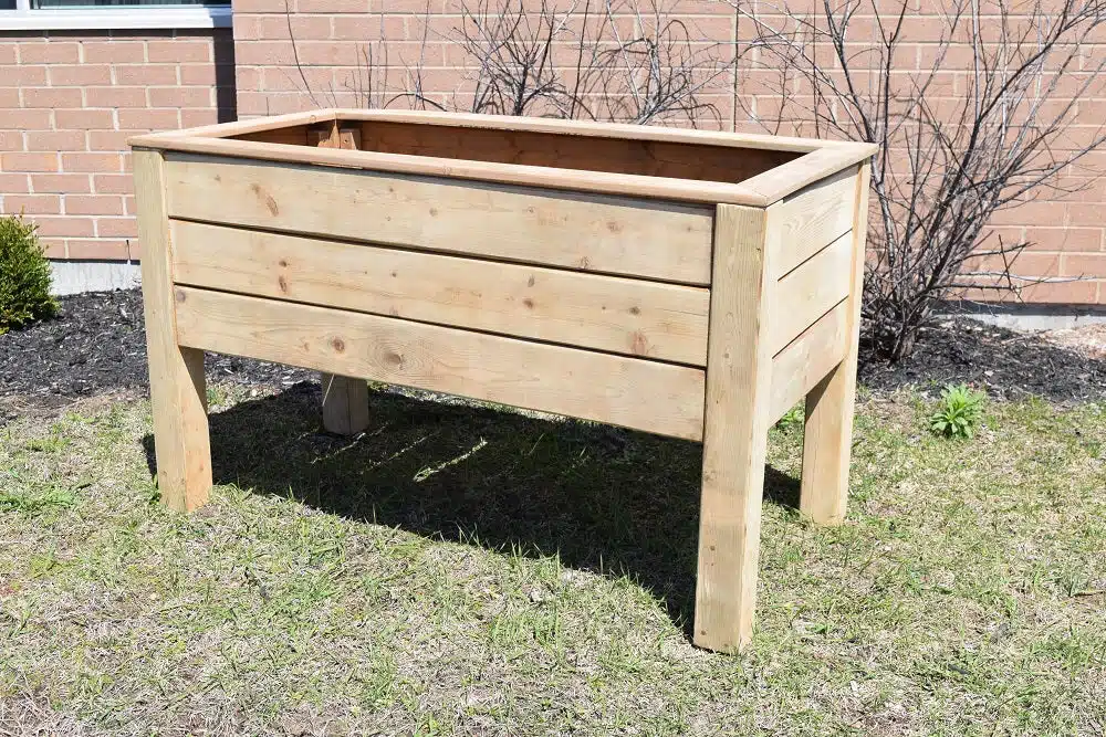 Rencontre avec un expert le quotidien d'un fabricant de jardinière en bois